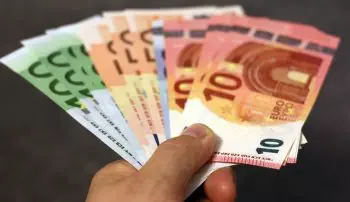 mano con billetes en euros