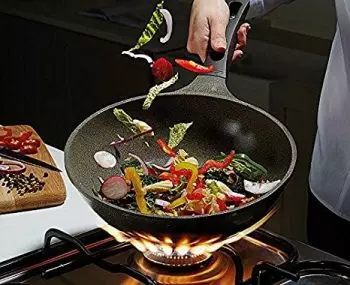 sartén wok con mango