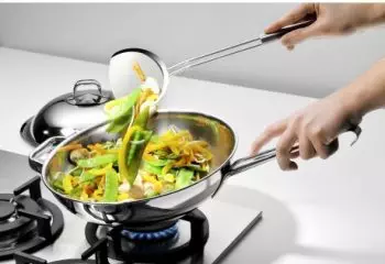 sartén wok con mango y asa