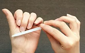 limarse las uñas de manera tradicional