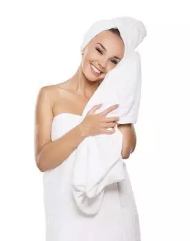 chica secando bien la piel con toallas