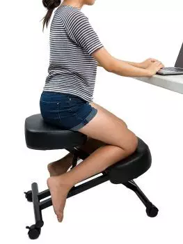 chica trabajando sentada en una silla de rodillas