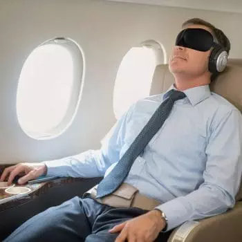 hombre durmiendo con antifas en el avion