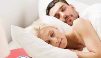 pareja durmiendo feliz