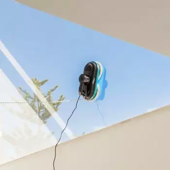 robot limpia vidrios funcionando en el techo de cristal