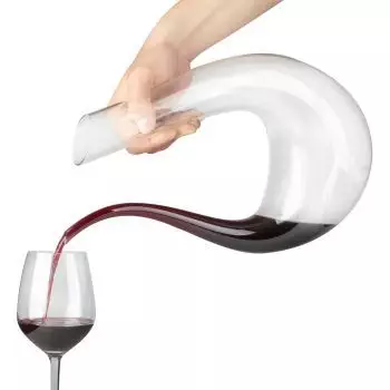 decantando el vino en una jarra de cristal
