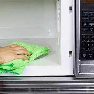 limpiando el microondas con un paño