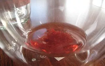 sedimentos en una copa de vino