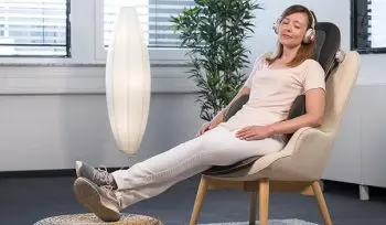 mujer usando asiento masajeador