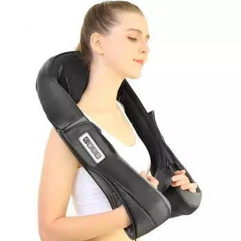 mujer usando masajeador de cuello y hombros