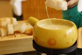 disfrutando de fondue de queso