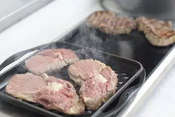 carne a temperatura ambiente antes de poner en plancha de asar