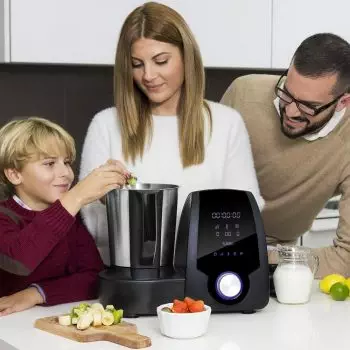 familia usando robot de cocina