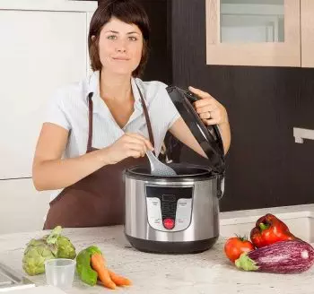 mujer con robot de cocina tipo olla